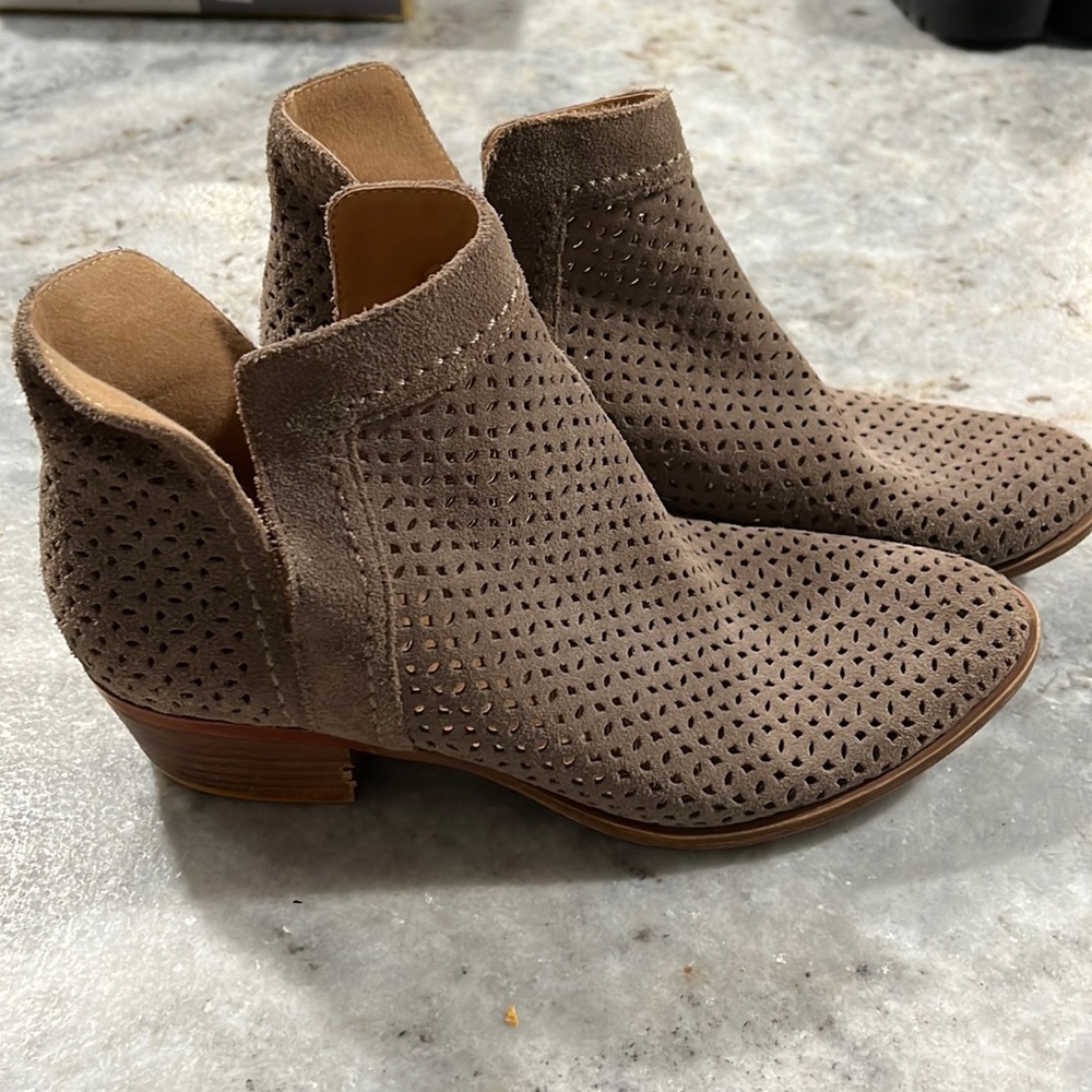 Lucky Beans taupe colored booties size 8.5